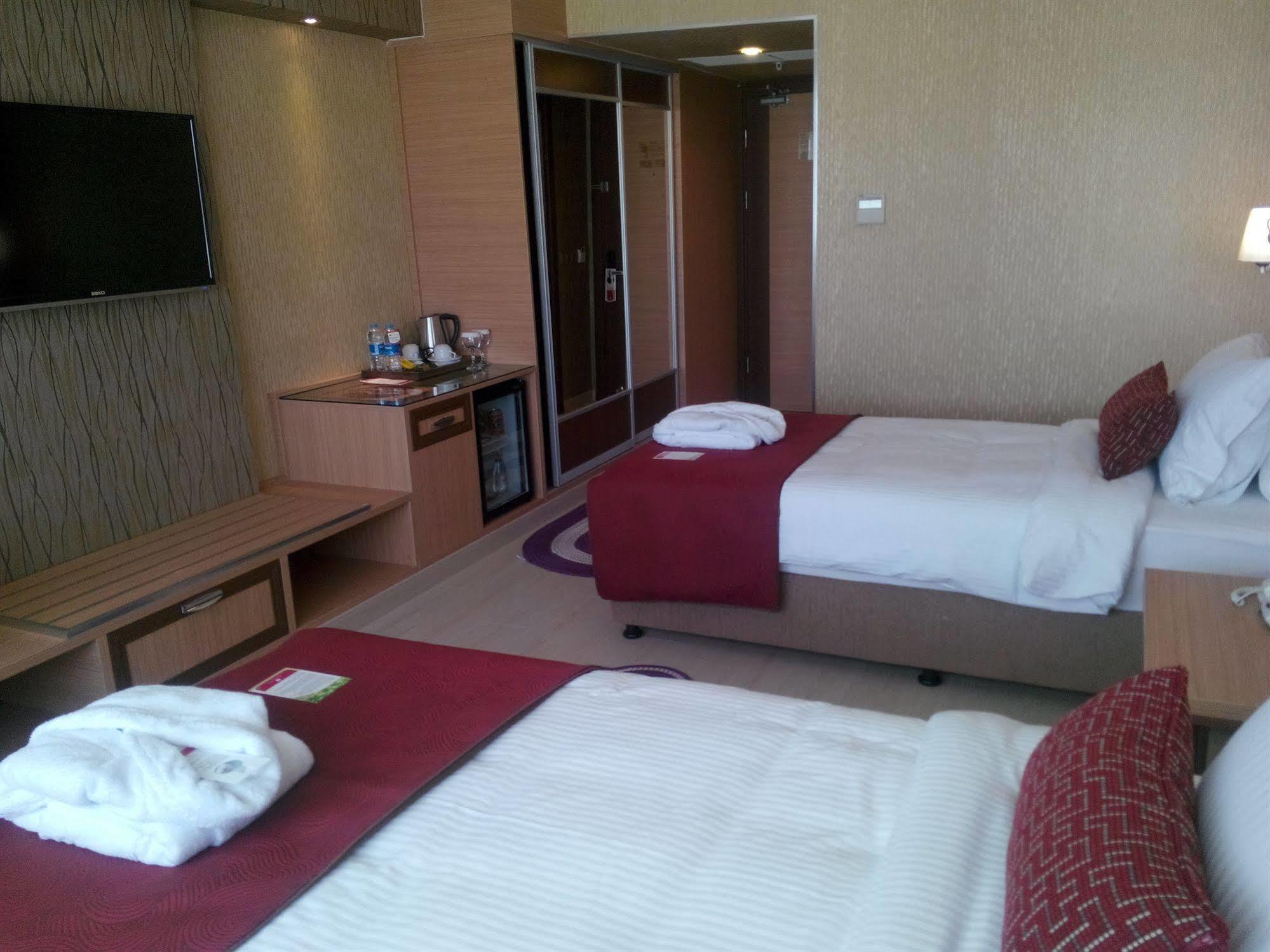 Ramada Uşak Exterior foto